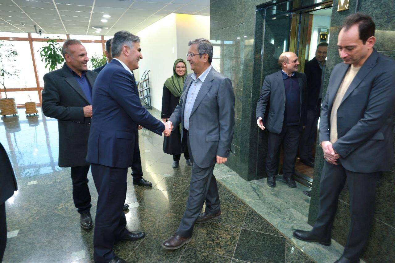 تصاویر| همتی با روبوسی بانک مرکزی را از فرزین تحویل گرفت