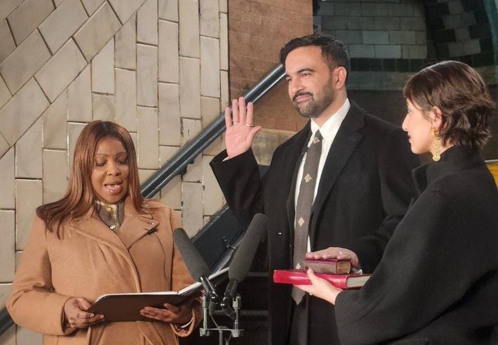 زهران ممدانی با دستی بر قرآن قسم یاد کرد +عکس