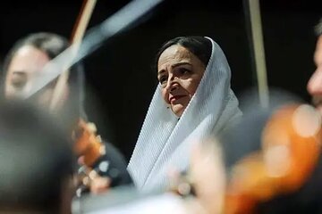 گلاب آدینه: به کوری چشم مخالفان موسیقی، تا می‌توانید ساز بزنید