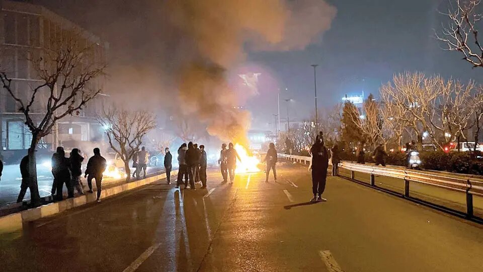 بحرانی که جرقه اعتراضات را زد و حالا با سایه جنگ چندین برابر شده!