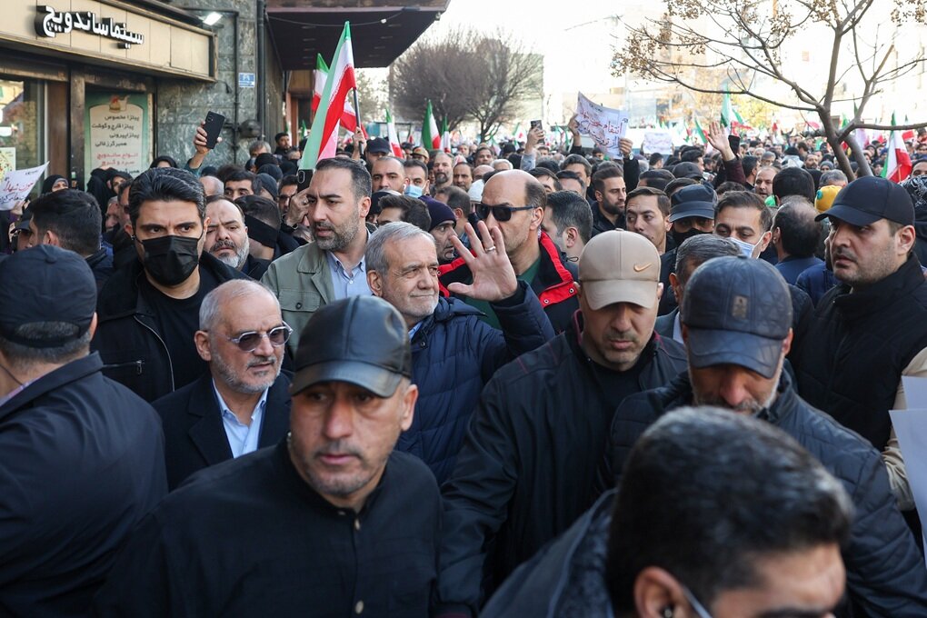 ویدیوی تازه از حضور پزشکیان کنار مردم در تهران +ویدیو