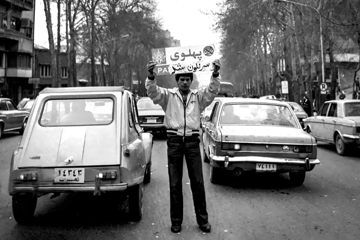 از دی ۱۳۵۷تا دی ۱۴۰۴؛ چرا عده‌ای شعار بازگشت پهلوی را سردادند؟