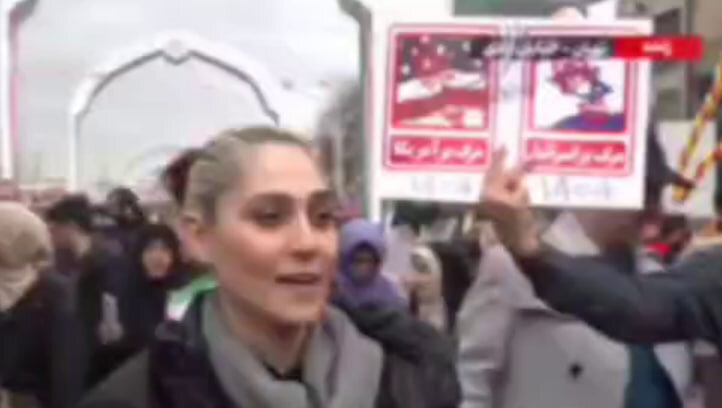 این زن بدون حجاب در راه‌پیمایی ۲۲ بهمن سوژه شد +ویدیو