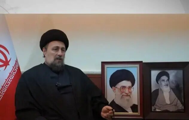 حسن خمینی: بر مردم واجب است که سیاه بپوشند