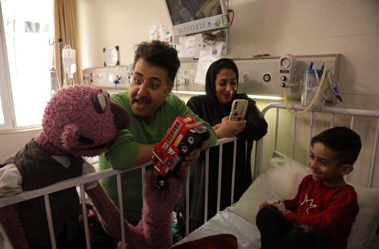 جناب‌خان، هومن حاج عبداللهی و محمد بحرانی از کودکان مجروح جنگ عیادت کردند +تصاویر