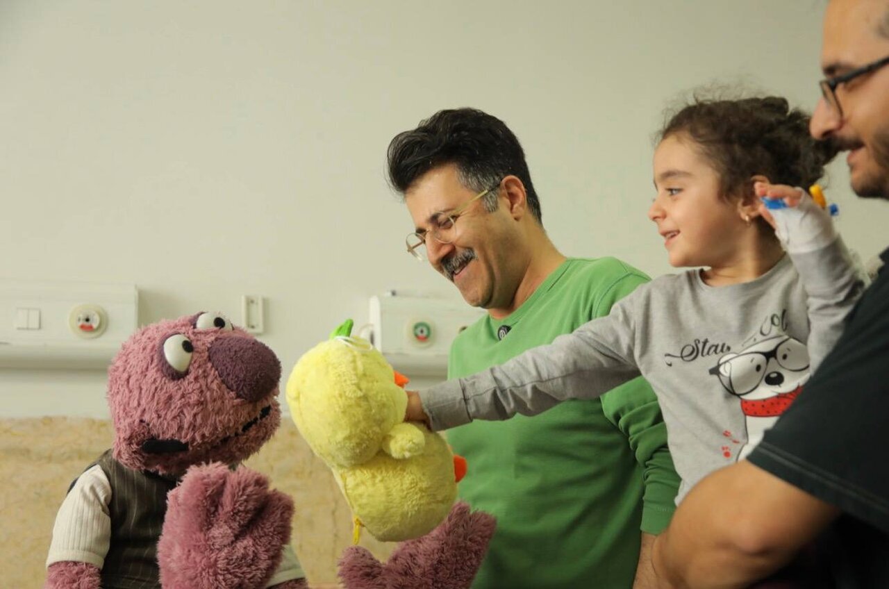 جناب‌خان، هومن حاج عبداللهی و محمد بحرانی از کودکان مجروح جنگ عیادت کردند +تصاویر