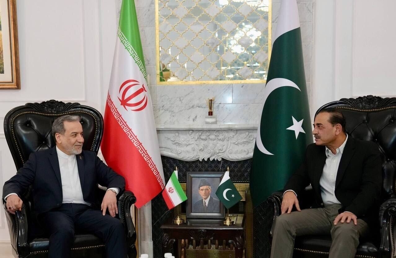 وزیر خارجه در بدو ورود به پاکستان با عاصم منیر دیدار کرد