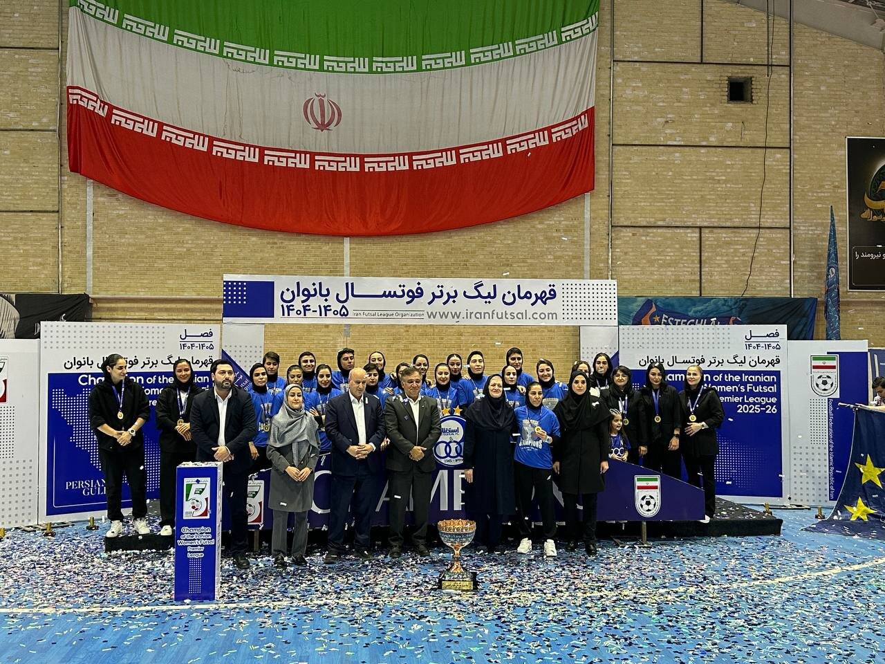 رئیس فدراسیون فوتبال جام قهرمانی را به استقلال داد +عکس