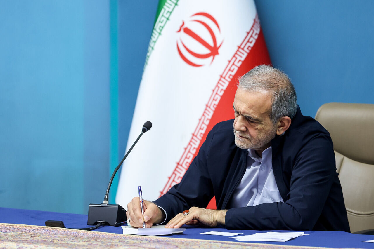 توییت جدید پزشکیان: پرچمی که رهبر شهید انقلاب برافراشت، بر زمین نخواهد ماند