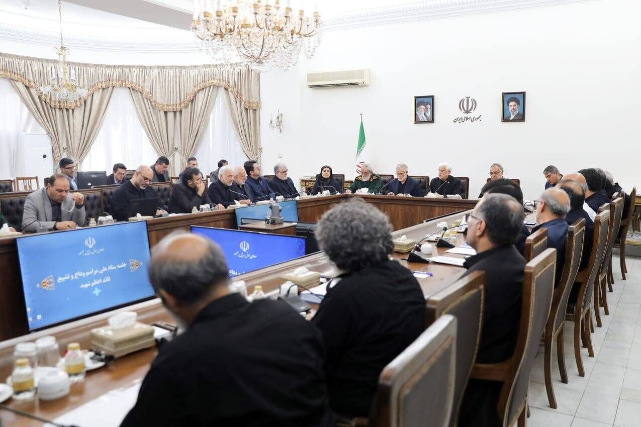 عارف: دشمن در ۷ تیر قصد سرنگونی نظام را داشت/ مراسم وداع با رهبر شهید باشکوه برگزار می‌شود