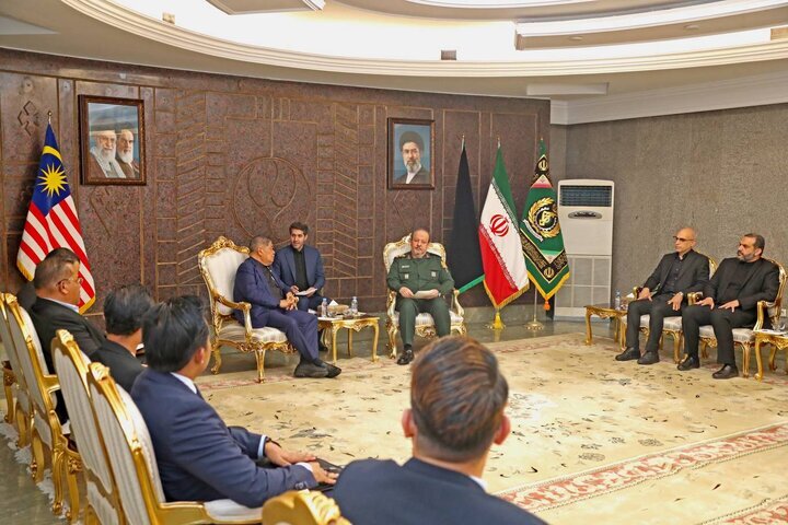 سرپرست وزارت دفاع: ایران با بی‌اعتمادی تفاهم‌نامه با آمریکا را امضا کرد