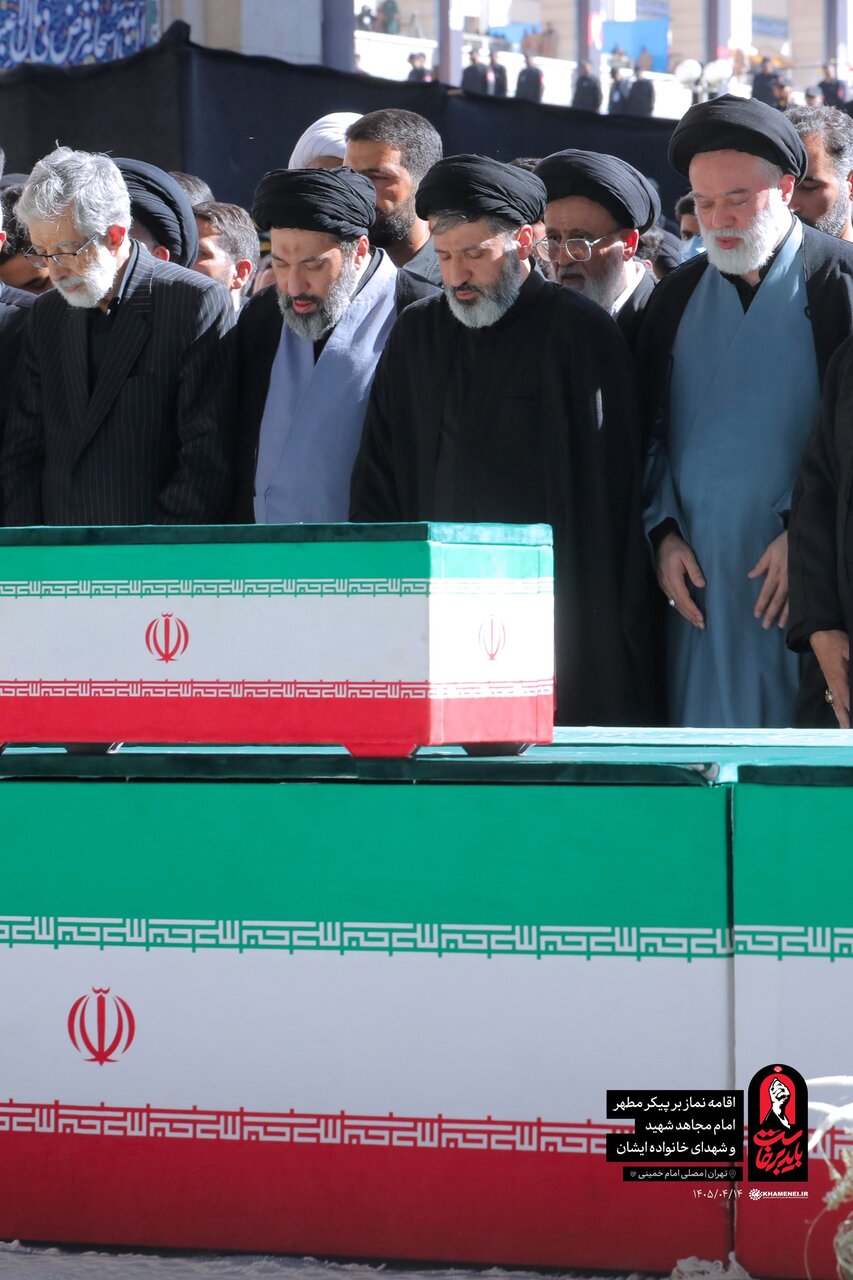 تصویر متفاوت از فرزندان رهبر شهید در صف اول نماز بر پیکر پدر