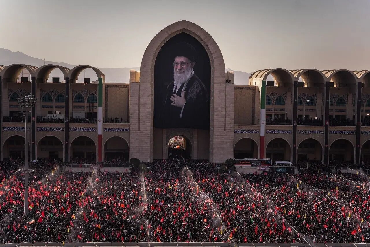 غیبت آن دو نفر در مراسم تشییع داستان‌ها دارد