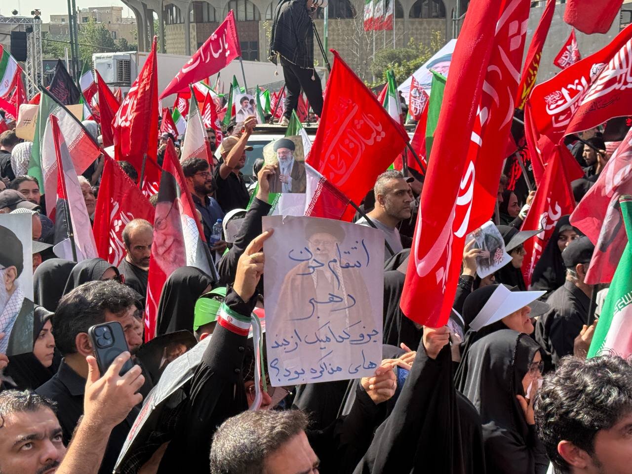 «انتقام» و «مذاکره» در مراسم تشییع رهبر شهید +تصاویر