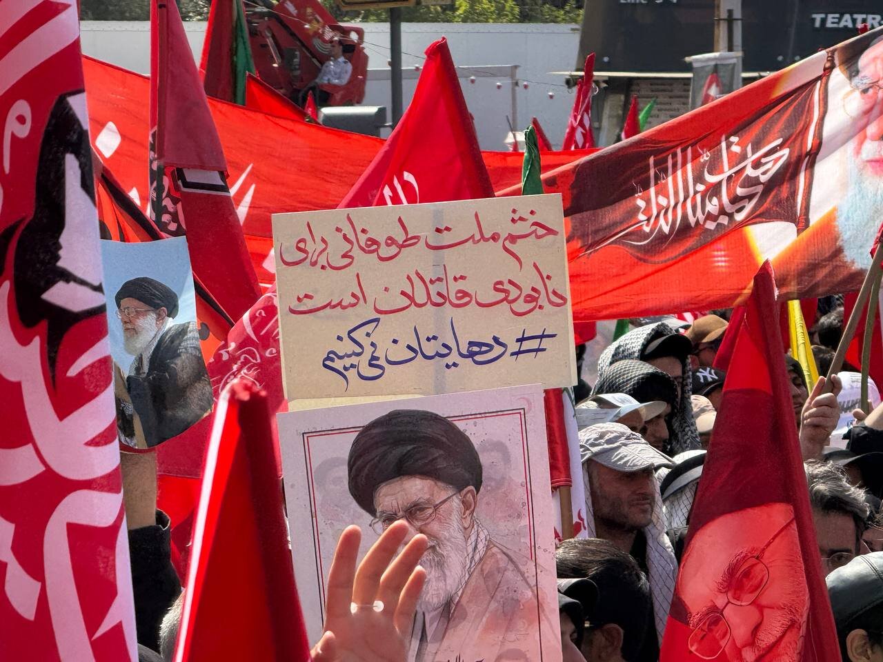«انتقام» و «مذاکره» در مراسم تشییع رهبر شهید +تصاویر