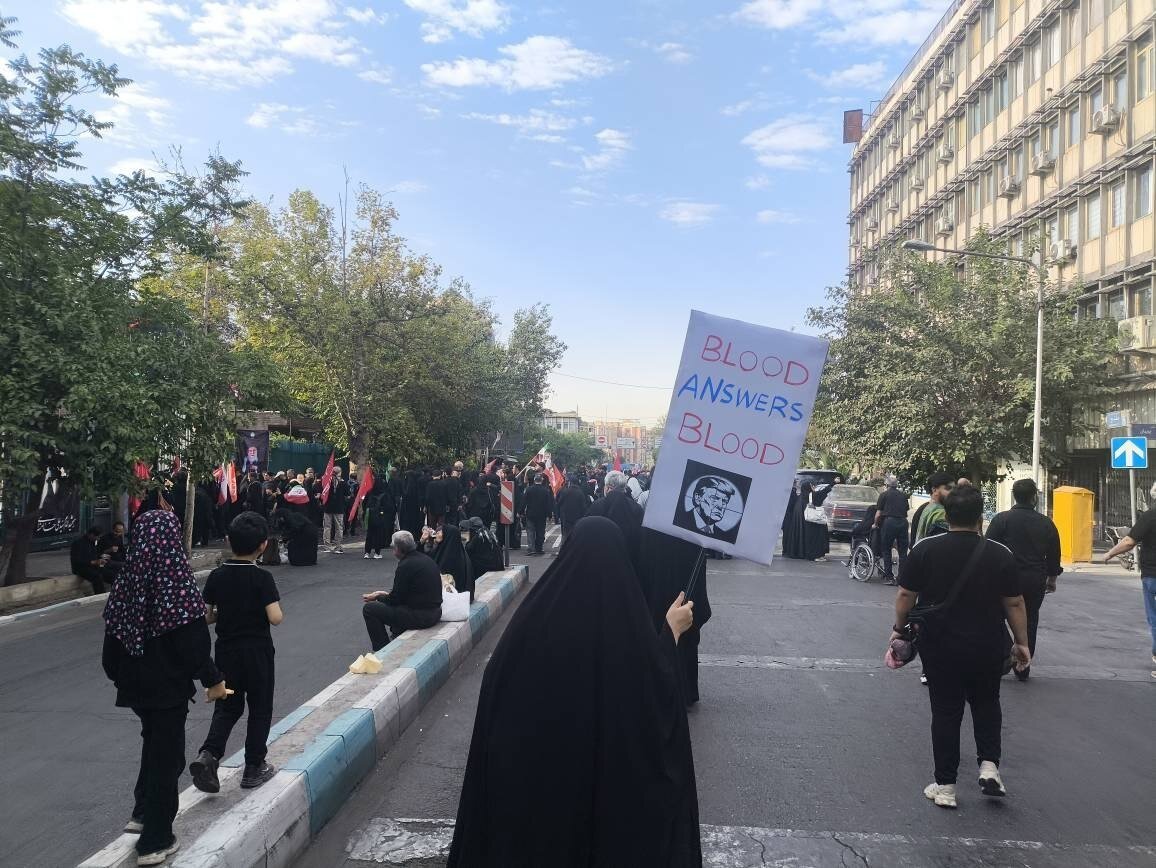 «انتقام» و «مذاکره» در مراسم تشییع رهبر شهید +تصاویر