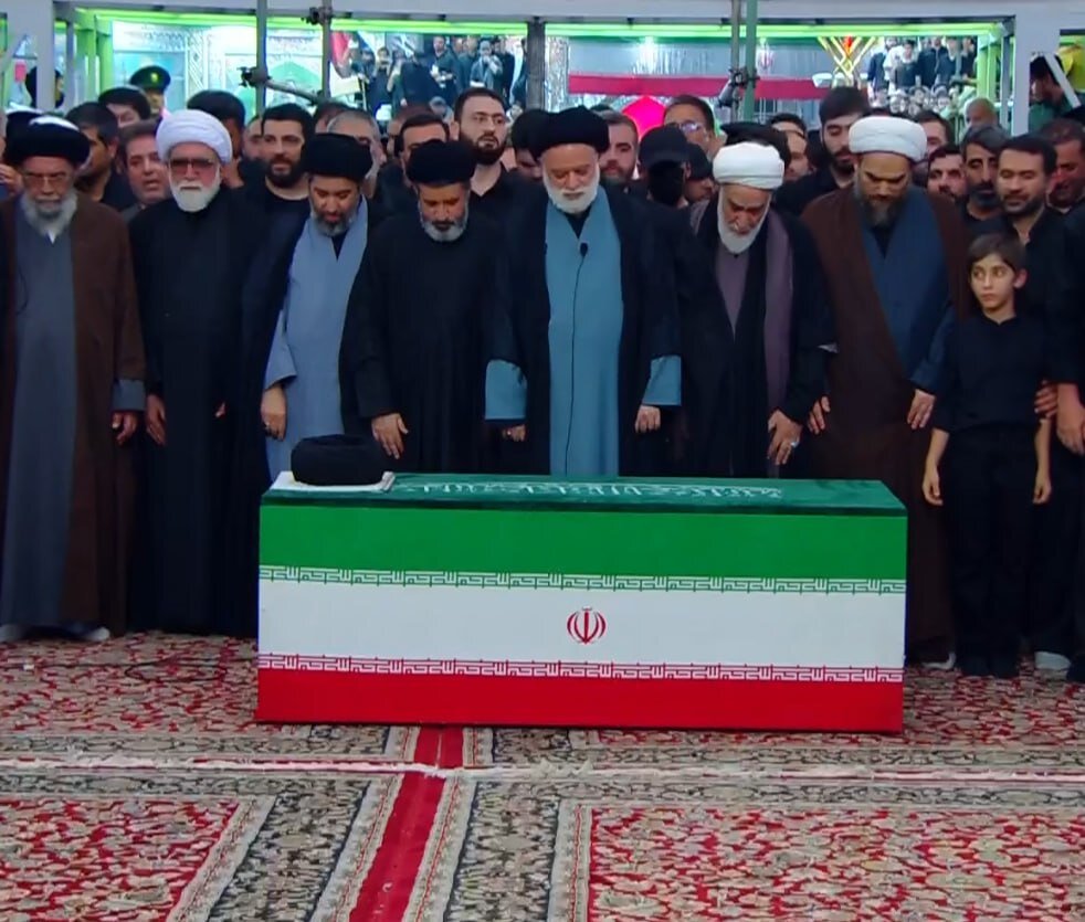 نماز پسر بر پیکر پدر؛ فرزند رهبر شهید انقلاب را نماز اقامه کردند +عکس