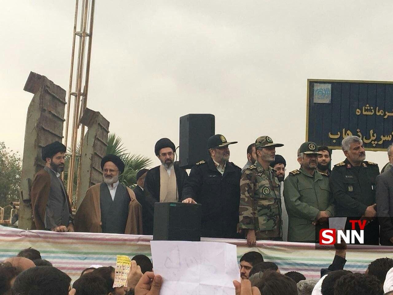 تصویری از آیت‌الله سیدمجتبی خامنه‌ای در زلزله کرمانشاه