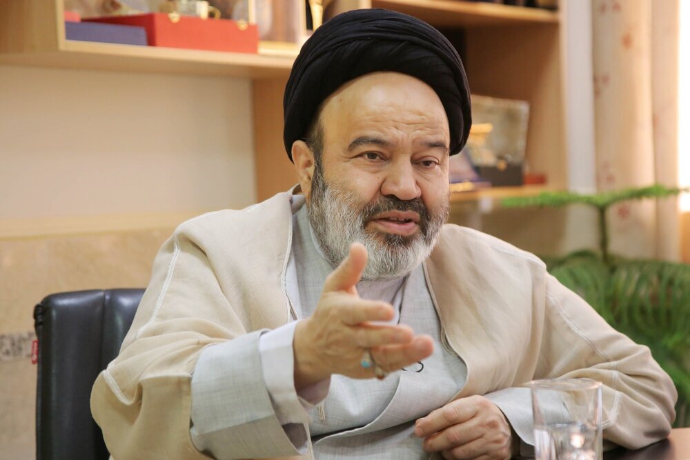 اینکه برای اثبات سخن نادرست خود بگوییم رهبری اختیار نداشته‌اند...