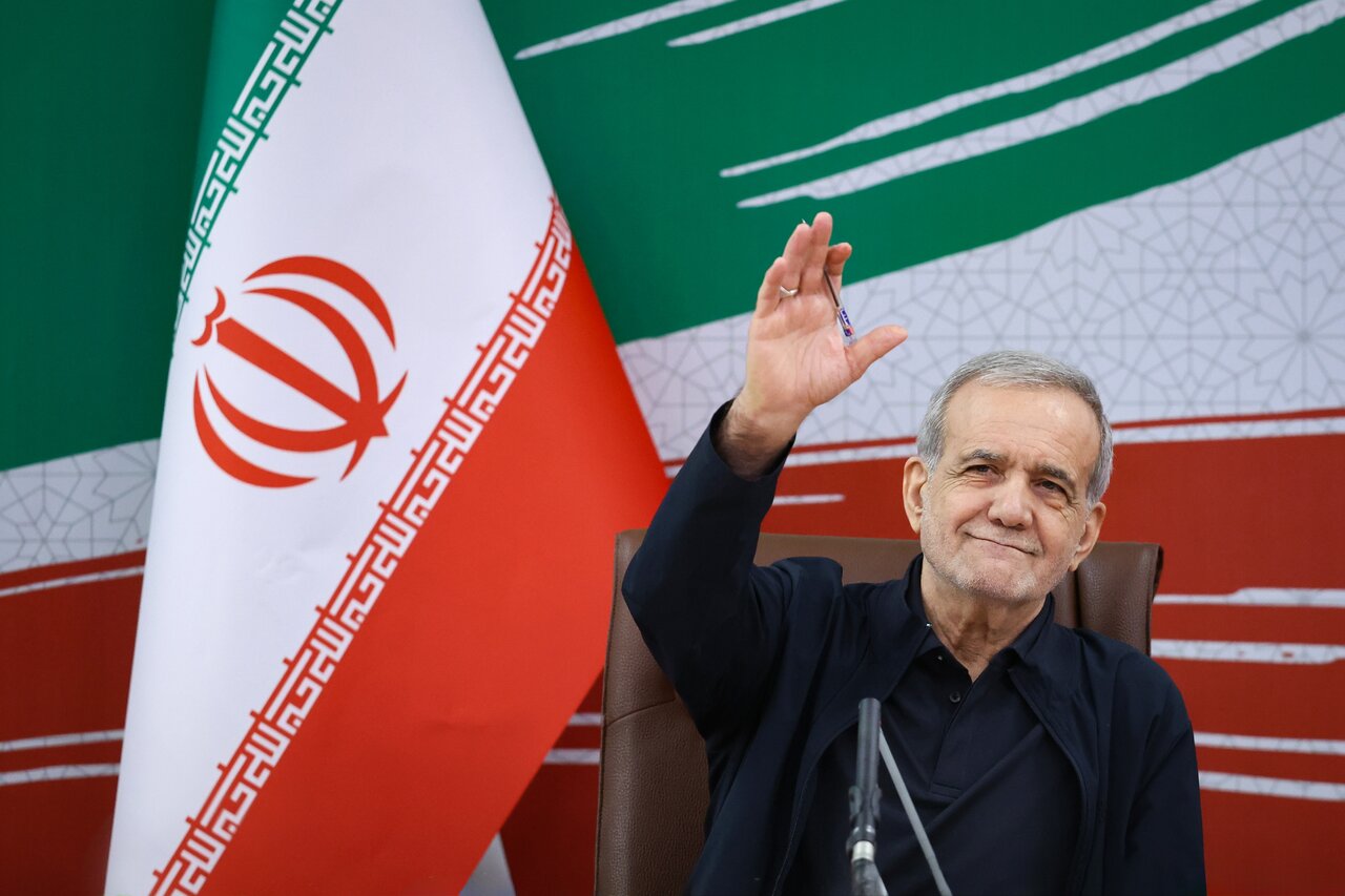 پزشکیان‌: صرفا با تغییر افراد مشکلات کشور حل نمی‌شود/ ایران متعلق به همه است