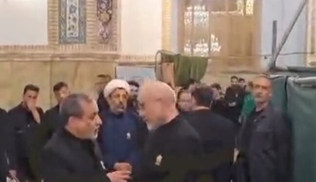 لباس متفاوت عراقچی و قالیباف در حرم امام رضا (ع) را ببینید