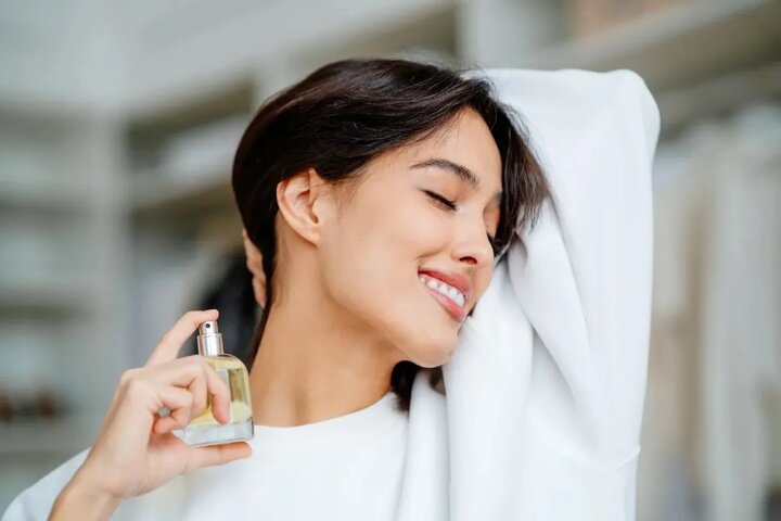 آیا عطر زدن روی گردن می‌تواند باعث سرطان یا ناباروری شود؟