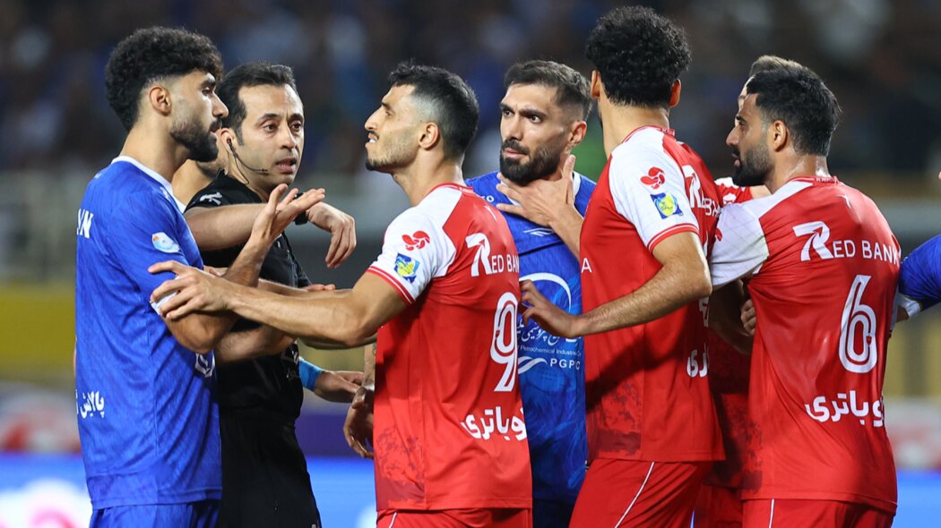 پخش دربی پرسپولیس و استقلال از یک شبکه ماهواره‌ای بدون آرام و لوگو  +عکس