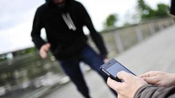 ویدیو| لحظه تلخ سرقت موبایل یک پاکبان در مشهد!