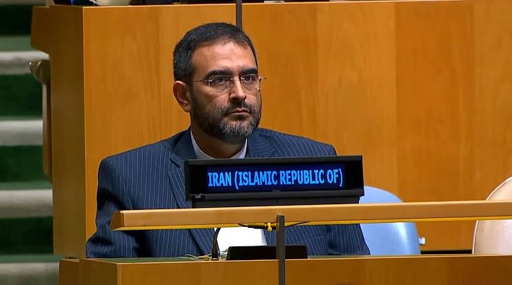 ناصر اسدی، فردی که هنگام سخنرانی ترامپ سالن را ترک نکرد، کیست؟