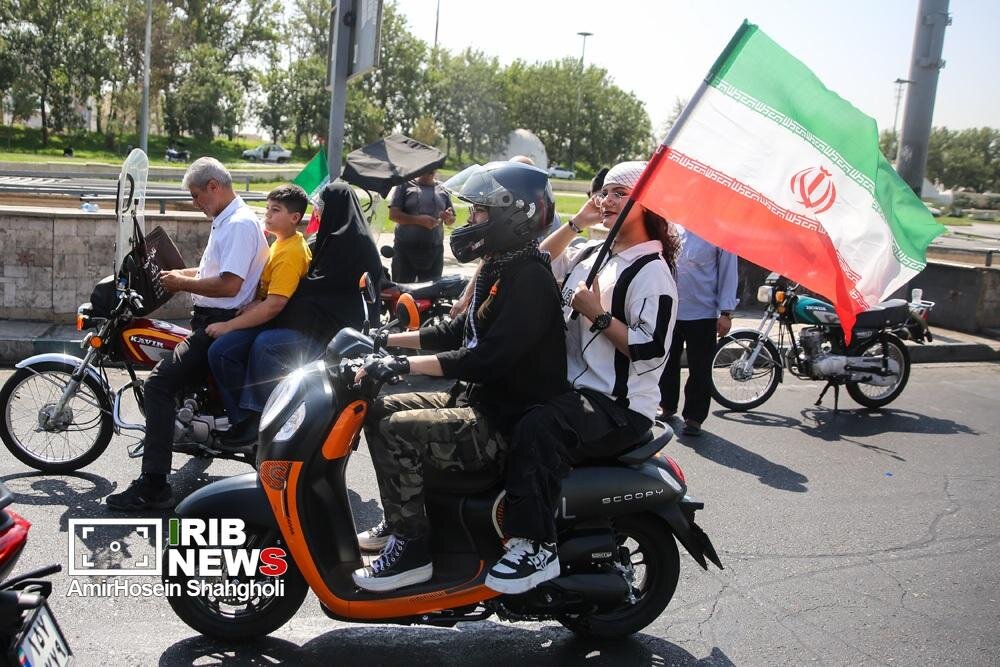دختران کم‌حجاب با موتور در رزمایش «جان‌فدای ایران» +عکس