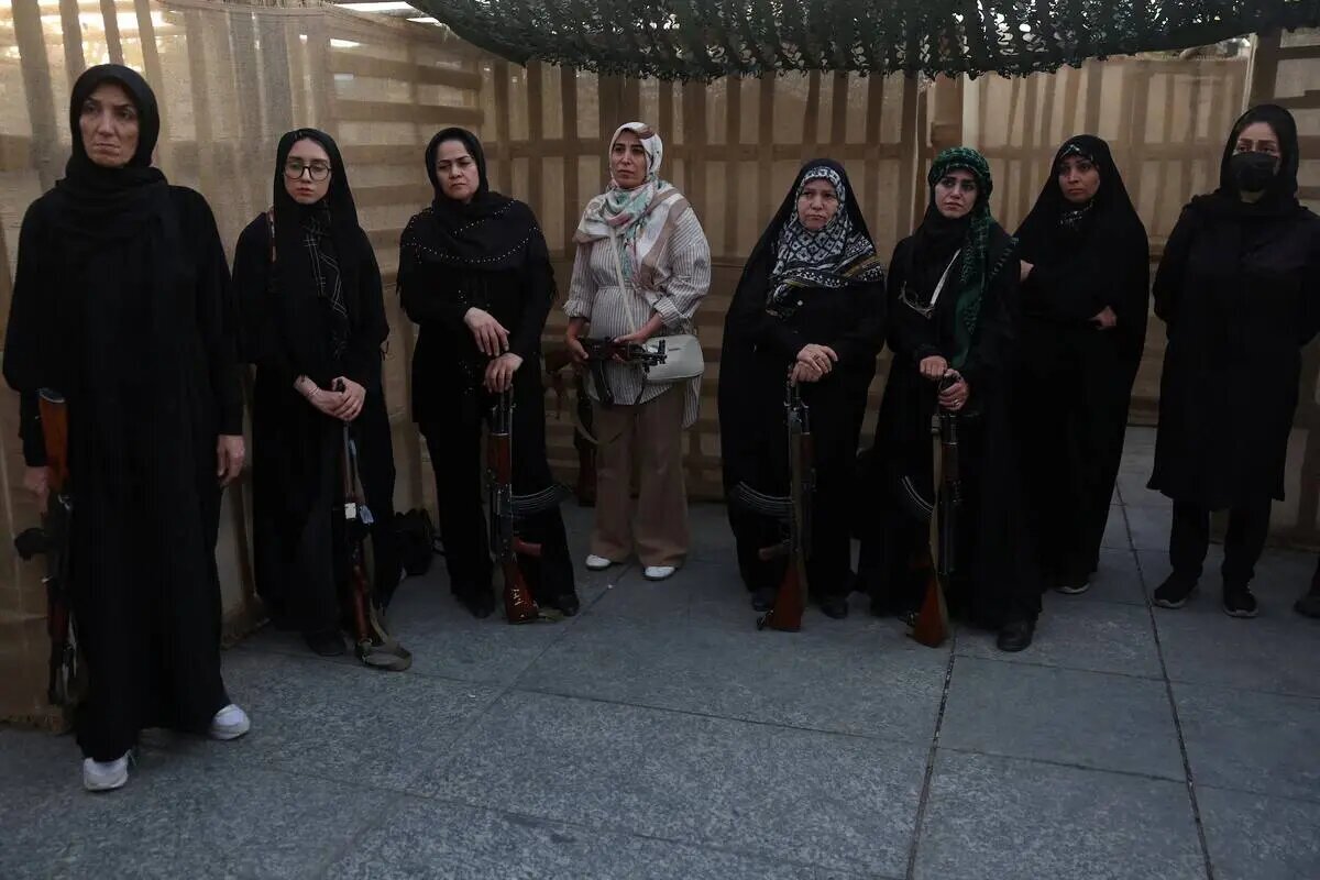 تصاویر جنجالی رویترز از زنان سلاح به دست در تهران