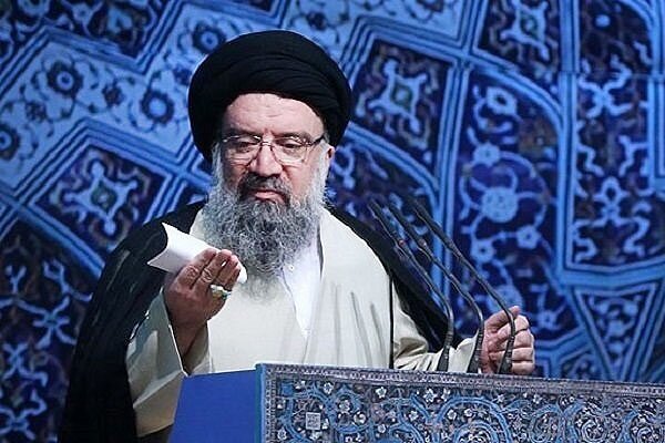 احمد خاتمی: رزمنده‌ای دید که ۳ کشتی در تنگه هرمز تخلف کرده و از راهی که نباید رفته است لذا آن‌ها را هدف قرار داد و زد، دستش هم درد نکند