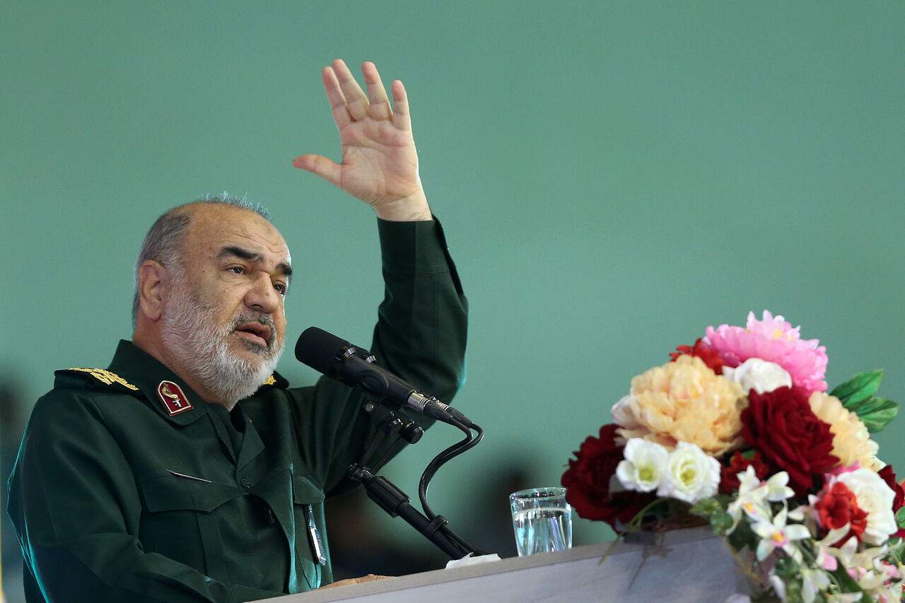سردار سلامی: آمریکا از درون پوسیده و در بیرون منزوی شده است سردار سلامی: آمریکا از درون پوسیده و در بیرون منزوی شده است