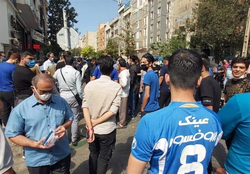 تجمع دوباره هواداران استقلال مقابل ساختمان باشگاه تجمع دوباره هواداران استقلال مقابل ساختمان باشگاه
