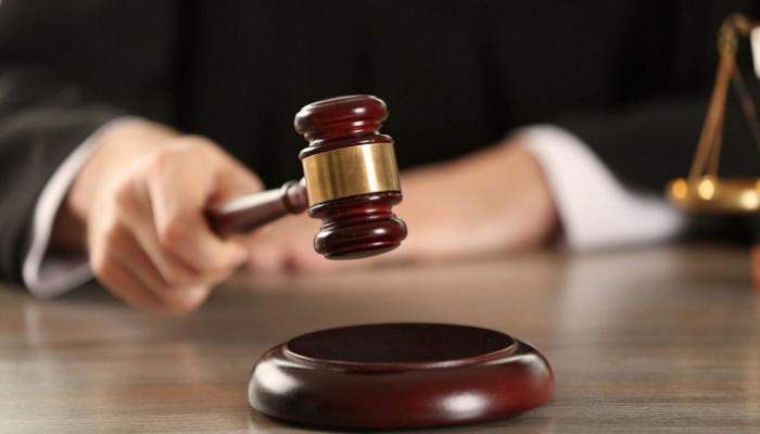 محکومیت یک معلم به ۴۵ ضربه شلاق با شکایت وزیر و معاونش/ اتهام: کشیدن کاریکاتور!