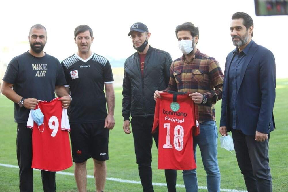هدیه پرسپولیسیها به مازیار زارع و پژمان نوری هدیه پرسپولیسیها به مازیار زارع و پژمان نوری
