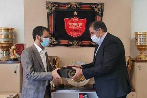 نماینده مجلس: پشت پردههای انتخاب مدیر پرسپولیس را رو میکنیم نماینده مجلس: پشت پردههای انتخاب مدیر پرسپولیس را رو میکنیم