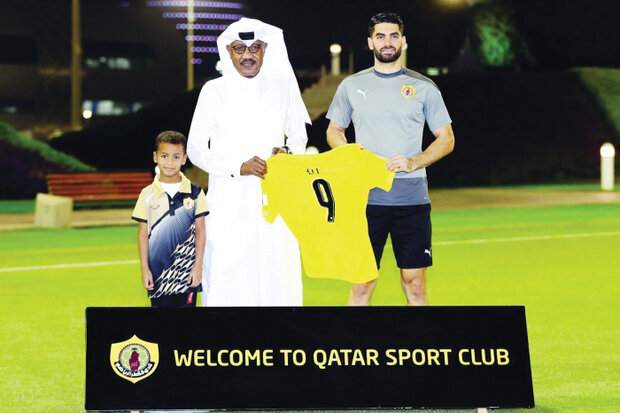 استقبال از علی کریمی در تمرین القطر استقبال از علی کریمی در تمرین القطر