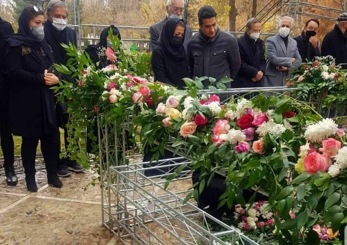 حضور خانواده استاد شجریان بر سر مزار او +عکس