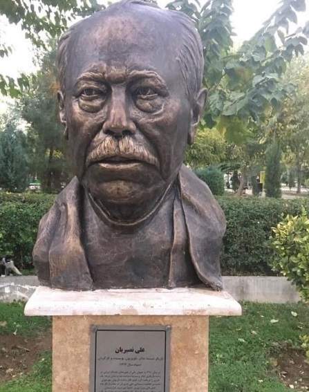 انتقاد علی نصیریان از مجسمه‌اش: نباید با تخیل صورت من را بسازند!