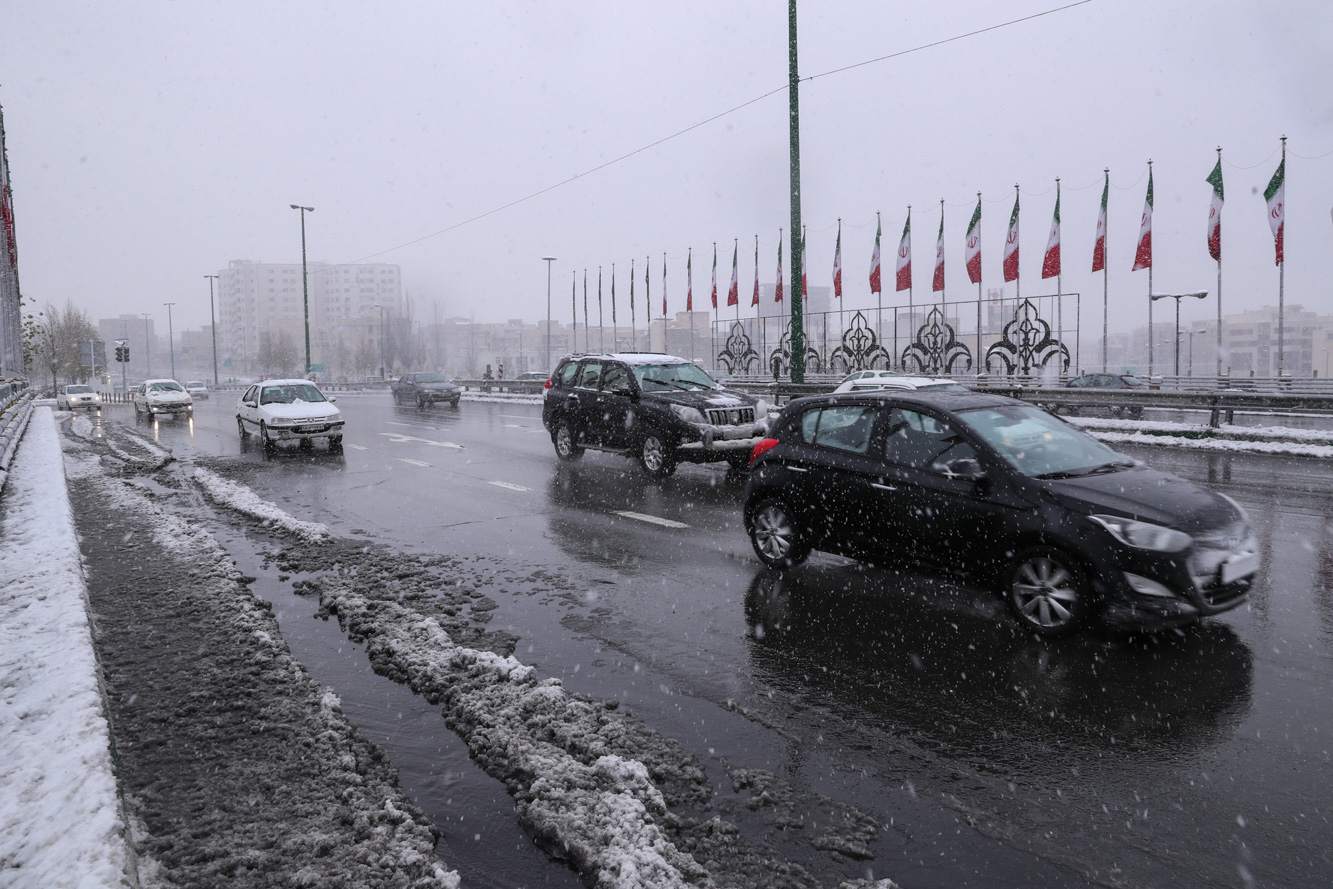ویدئو| امدادرسانی در برف و کولاک با تانک!