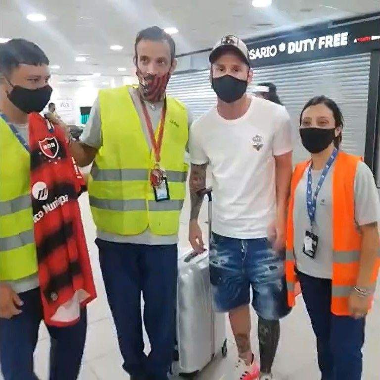 وقتی مسی هم ماسک را اشتباه به صورت می‌زند!