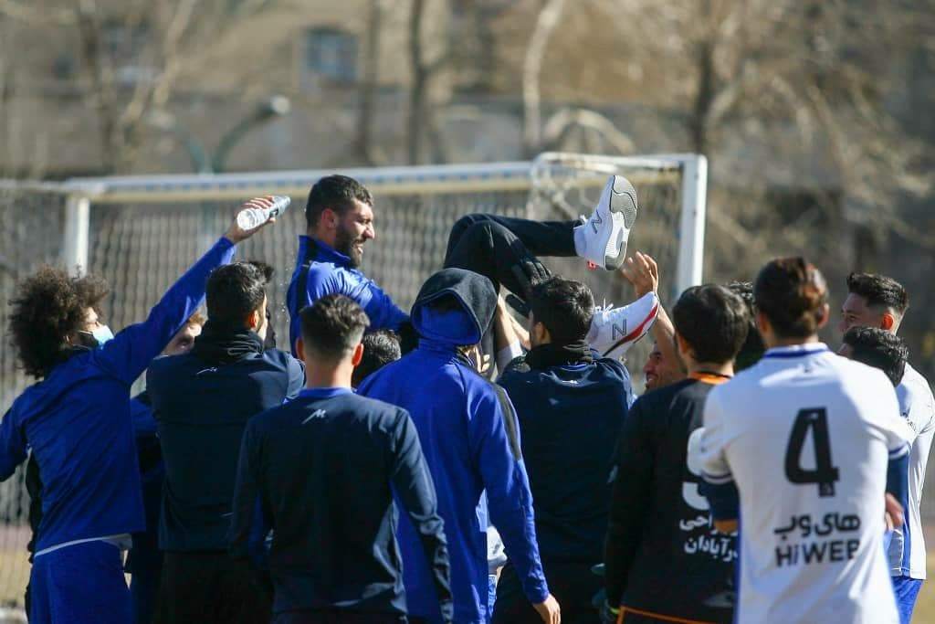 جشن تولد مدافع استقلال در تمرین امروز+عکس