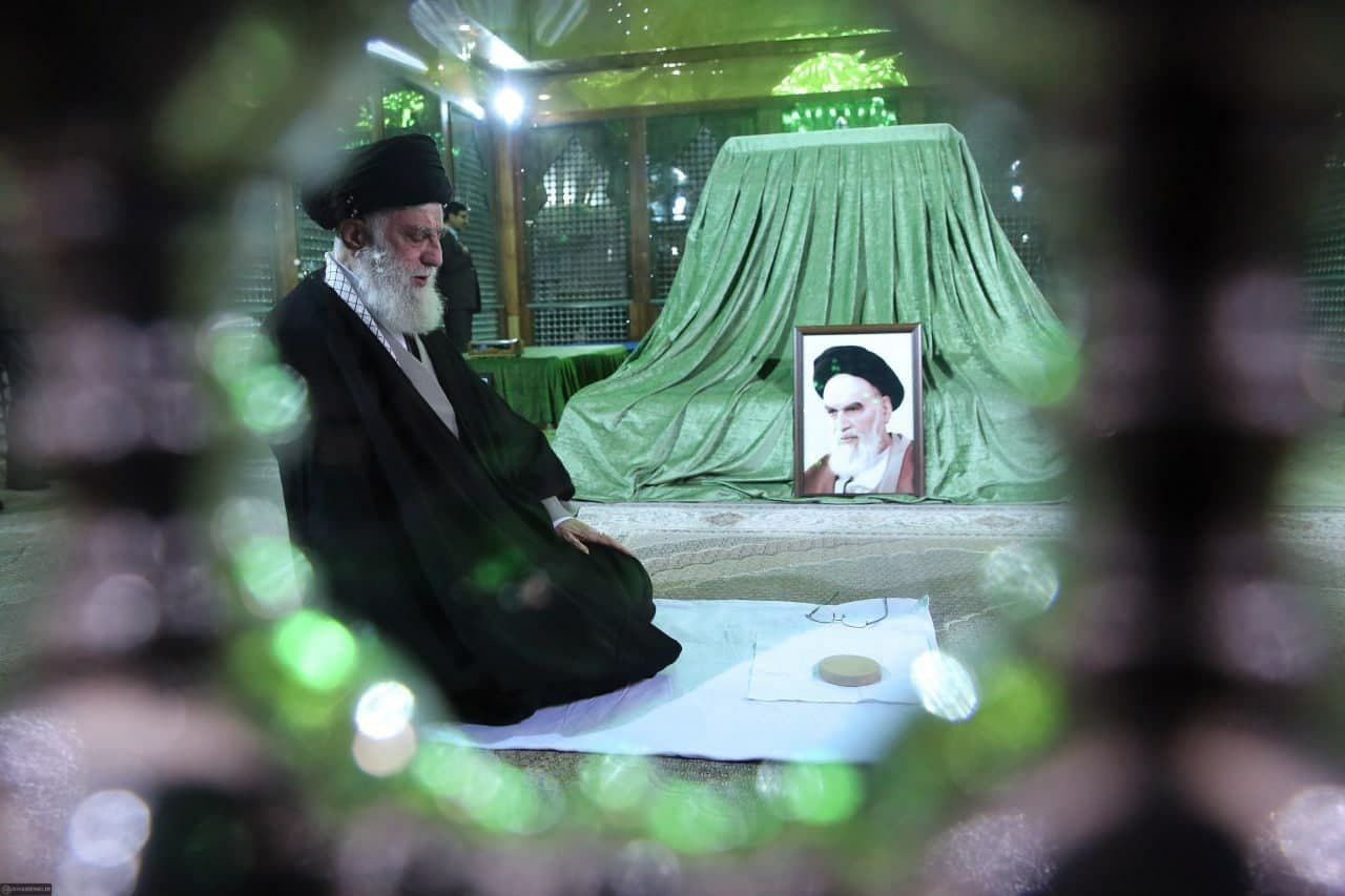 چرا سیدحسن خمینی در حرم امام(ره) کنار رهبر انقلاب نبود؟ چرا سیدحسن خمینی در حرم امام(ره) کنار رهبر انقلاب نبود؟