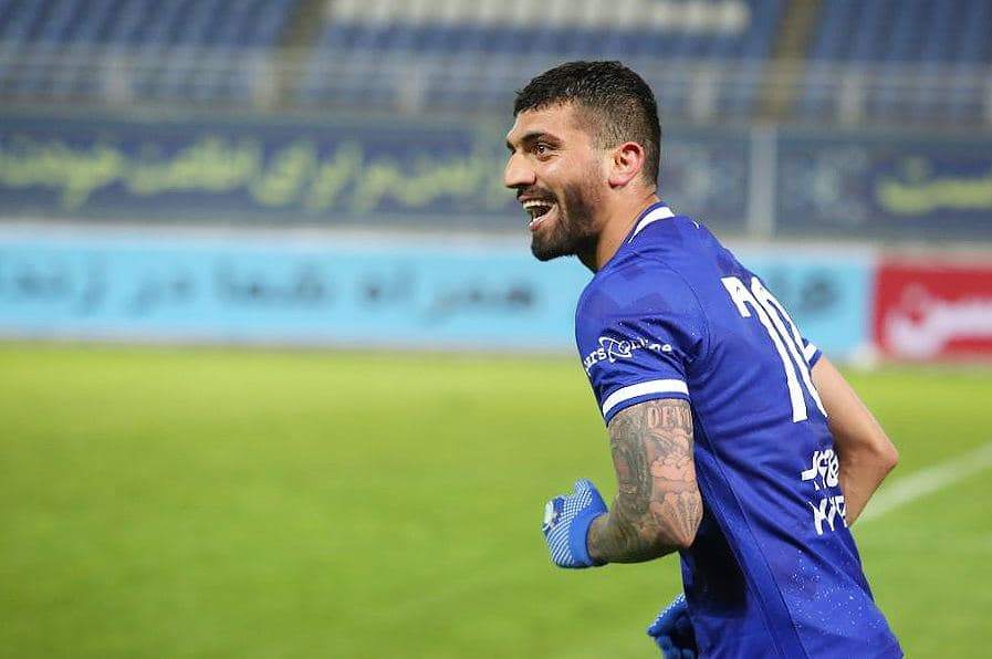مدافع جنجالی استقلال سرخپوش می‌شود؟