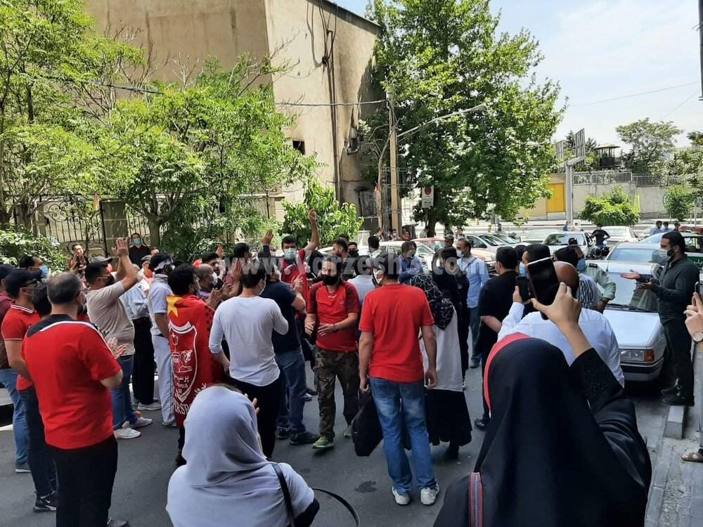 حواشی دربی همچنان ادامه دارد/ تجمع هواداران پرسپولیس مقابل فدراسیون +عکس