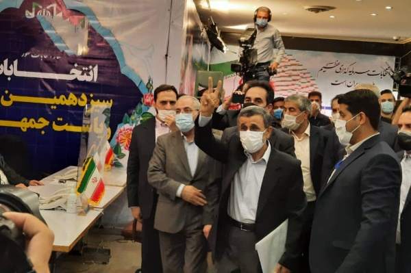 محمود احمدی‌نژاد در انتخابات ۱۴۰۰ ثبت‌نام کرد +ویدئو و حواشی بعد از ثبت‌نام