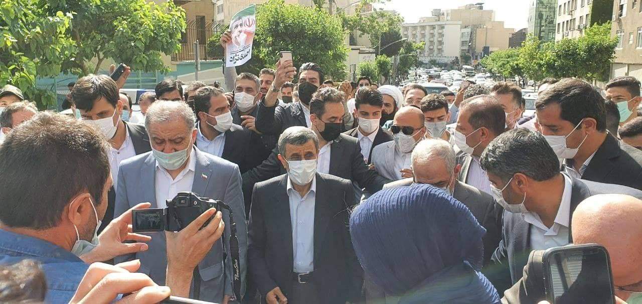 ویدئو| بالا رفتن احمدینژاد از نردههای وزارت کشور و درگیری طرفدارانش با کارمندان ویدئو| بالا رفتن احمدینژاد از نردههای وزارت کشور و درگیری طرفدارانش با کارمندان