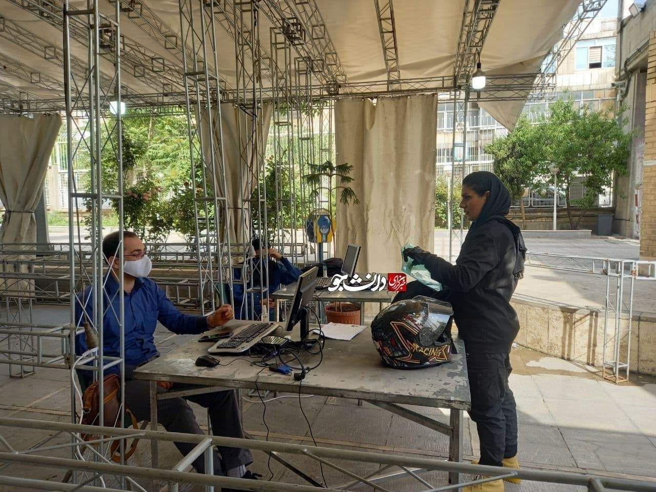 ویدئو| زن موتورسوار در وزارت کشور برای ثبت‌نام انتخابات ریاست‌جمهوری