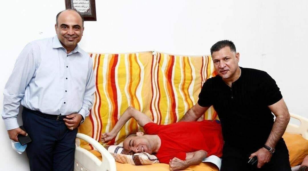 اشک شوق نوجوان معلول با دیدن علی دایی درخانه‌اش